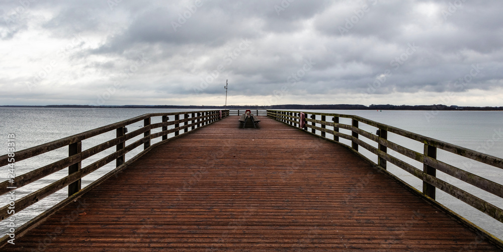 Seebrücke mit Holzbänken
