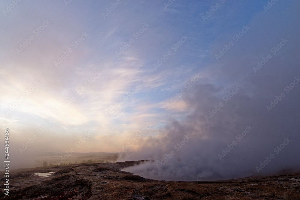 Fototapeta premium Sonnenaufgang beim grossen Geysir, Island