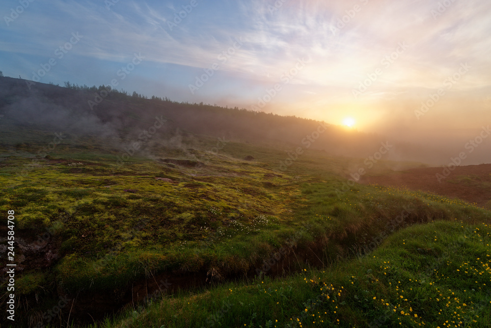 Naklejka premium Sonnenaufgang beim grossen Geysir, Island
