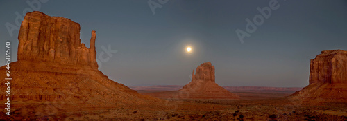 Monument Valley Moon Rising © dawn2dawn