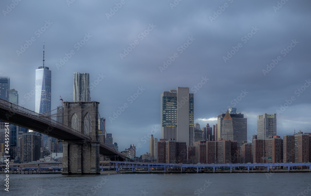 Fototapeta premium Widok na Most Brookliński i Manhattan od strony rzeki East River o zachodzie słońca - 10