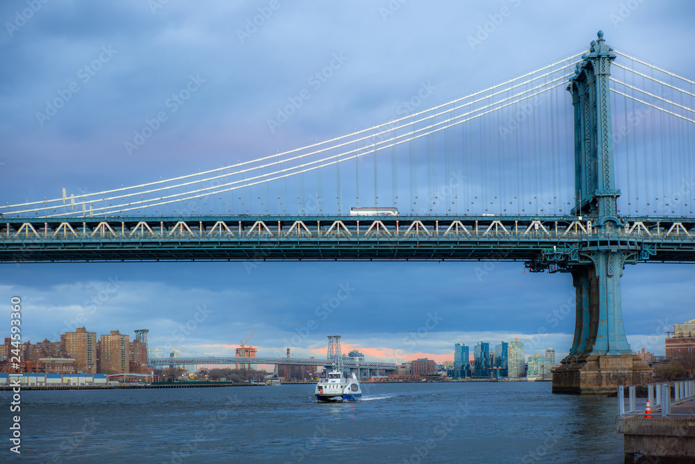 Obraz premium View of the Manhattan Bridge and Manhattan from the riverside of the East River at sunset - 5