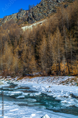 Obraz na płótnie Torrente in inverno, cascate w salonie