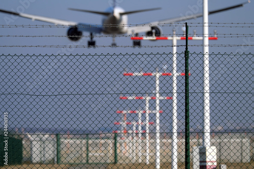 Flugzeug bei der Landung am Frankfurter Flughafen - Stockfoto