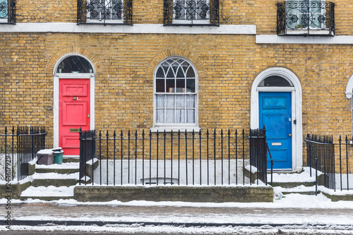 Canvas Print Snow in London, view of sidewalk and houses