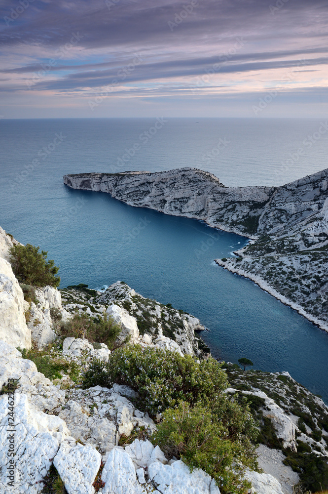  Photo of the sea from the rocks in Marseille with the blue sea  / Photo de la mer depuis les rochers à Marseille avec la mer bleue
