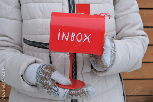 Красный почтовый ящик с надписью 