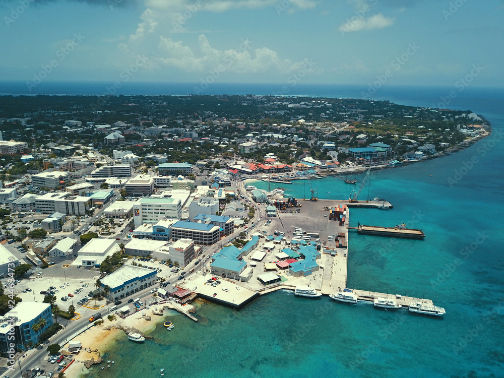 ケイマン諸島のジョージタウンの着岸埠頭 Stock Photo Adobe Stock