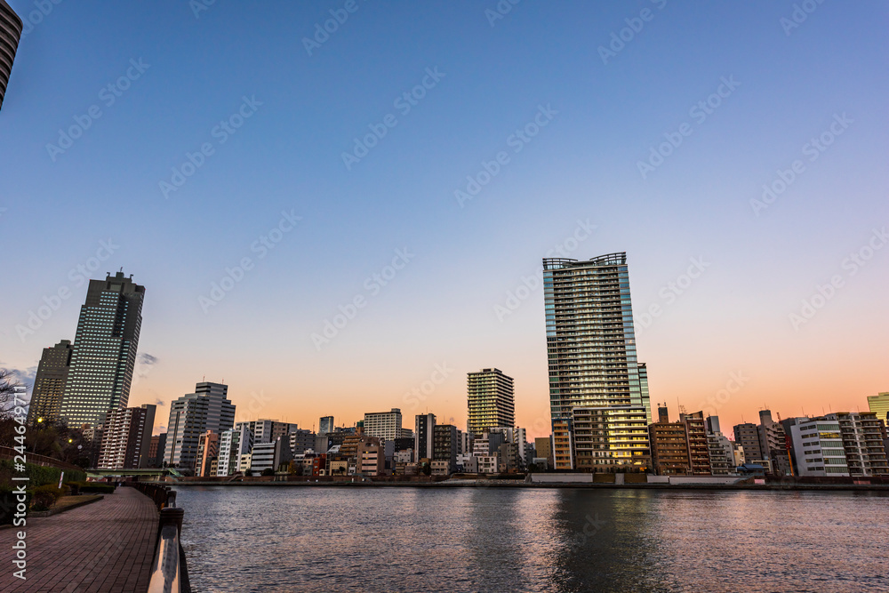 Fototapeta premium 早朝の高層マンション群 The sky at daybreak in Tokyo, Japan
