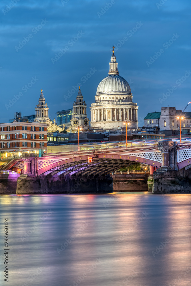 Fototapeta premium St Pauls Cathedral an Blackfriars Bridge in London at dusk