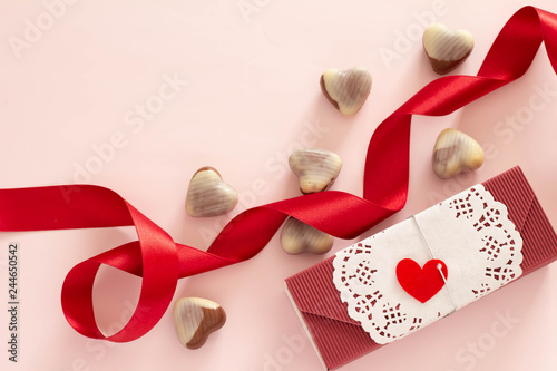 ハート型のチョコレートと赤いリボンとバレンタインのプレゼント用の箱 Stock Photo Adobe Stock