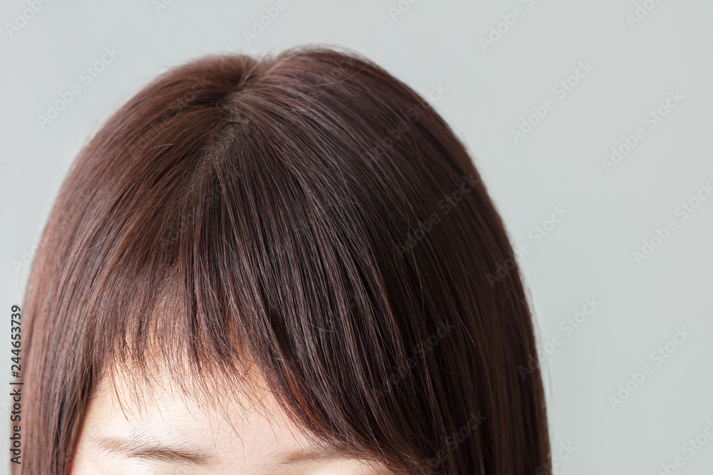 代の女性のアシメの前髪のアップ Stock Photo Adobe Stock