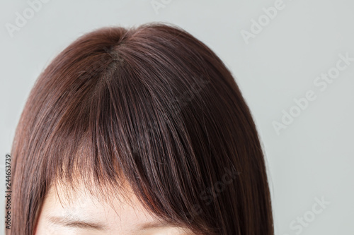 20代の女性のアシメの前髪のアップ photo