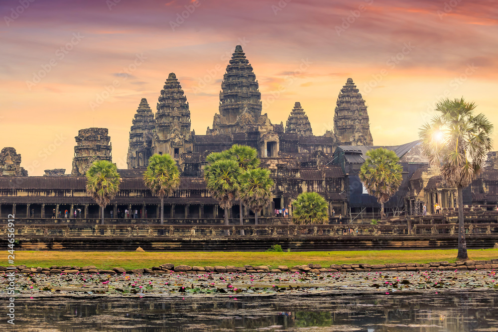 Fototapeta premium sunrise at Ankor Wat, Siem Reap, Cambodia