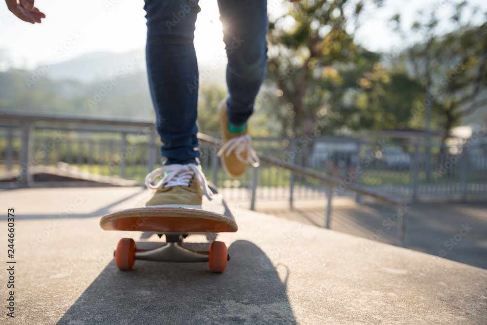 Obraz premium Skateboarder skateboarding at skatepark