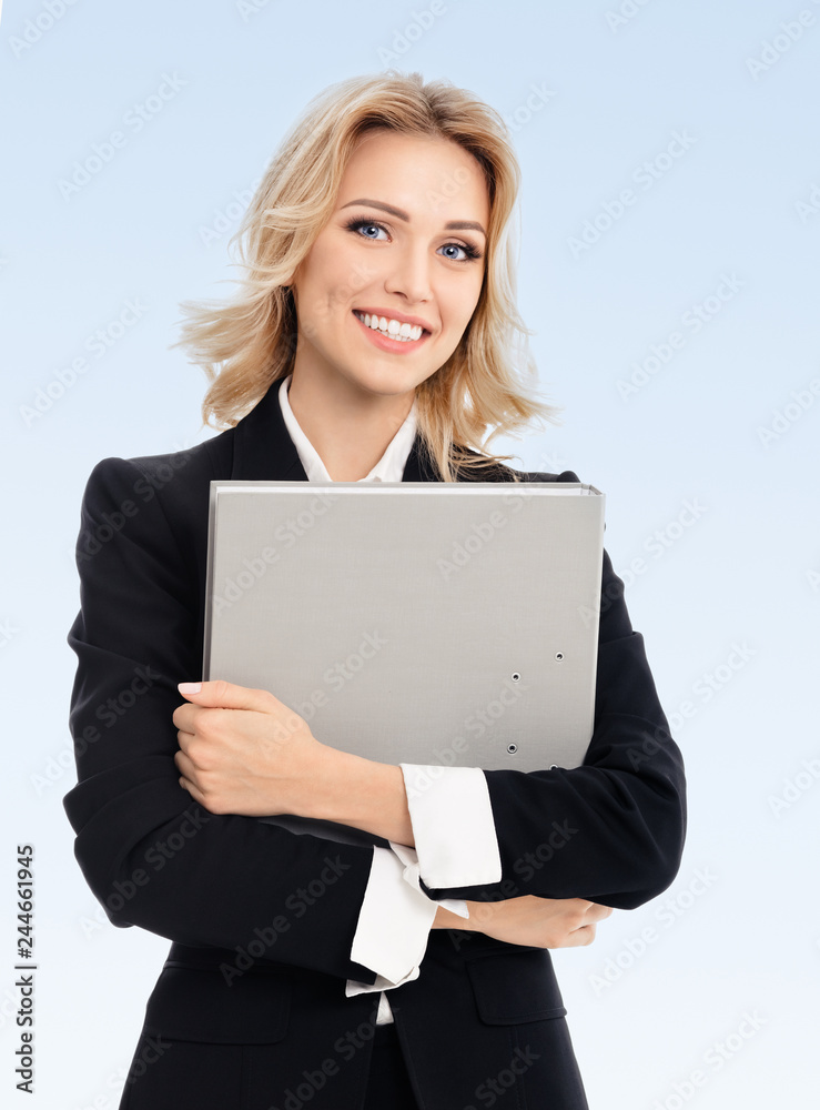 Naklejka premium Young smiling businesswoman with grey folder