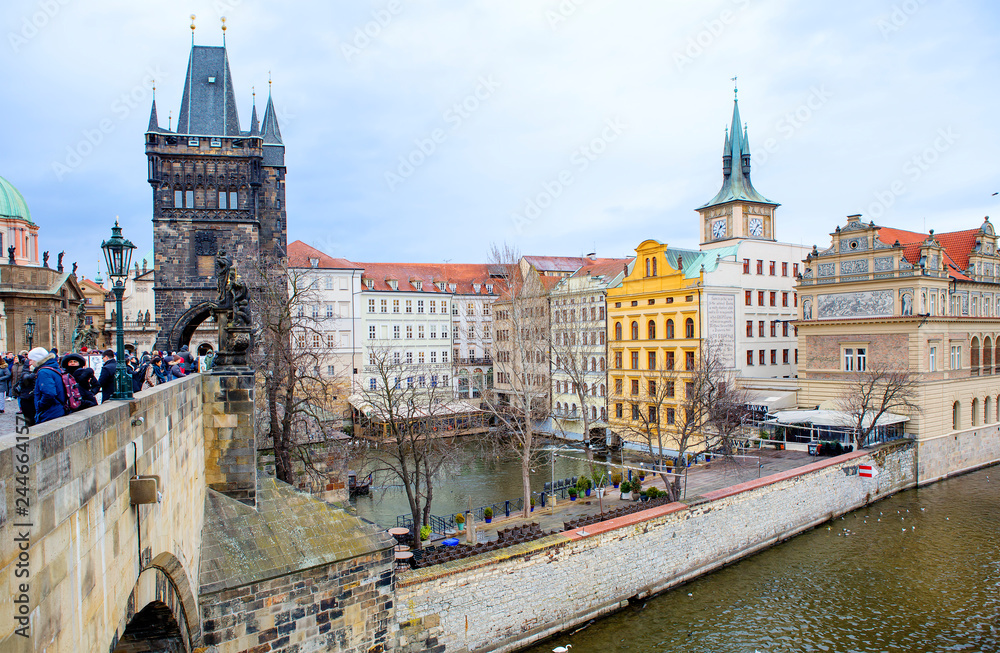 Naklejka premium Praga, Czechy, widok na lewy brzeg Wełtawy z mostu Karola. Po lewej stronie na zdjęciu wieża mostu starego miasta.