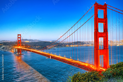 Panorama of the Gold Gate Bridge and San Francisco city at night, California.ставрпо