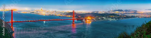 Panorama of the Gold Gate Bridge and San Francisco city at night, California.ставрпо