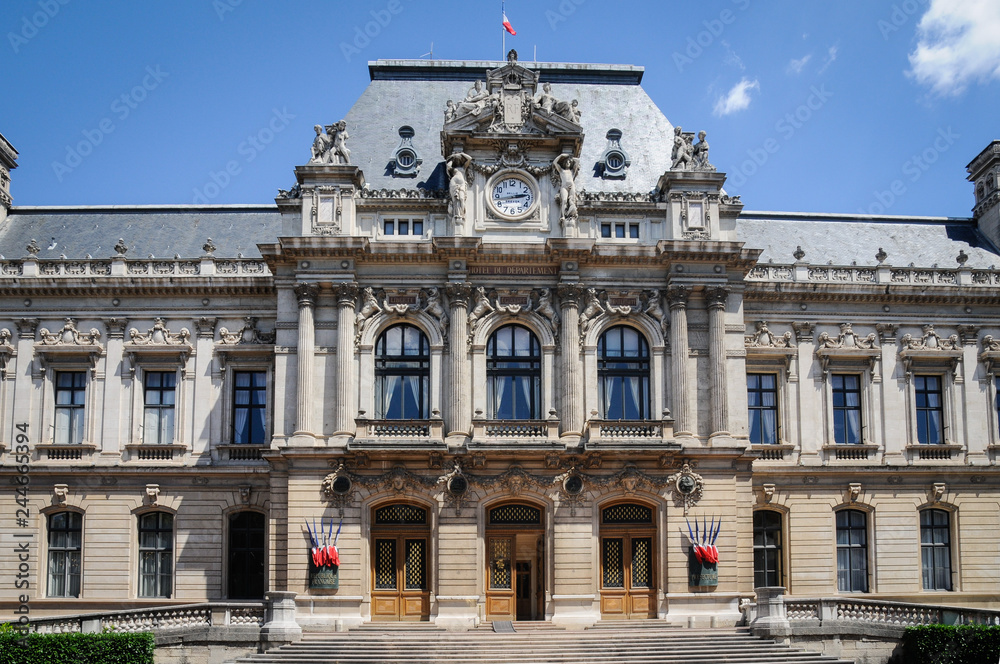 Obraz premium Préfecture du Rhône avec les drapeaux en berne
