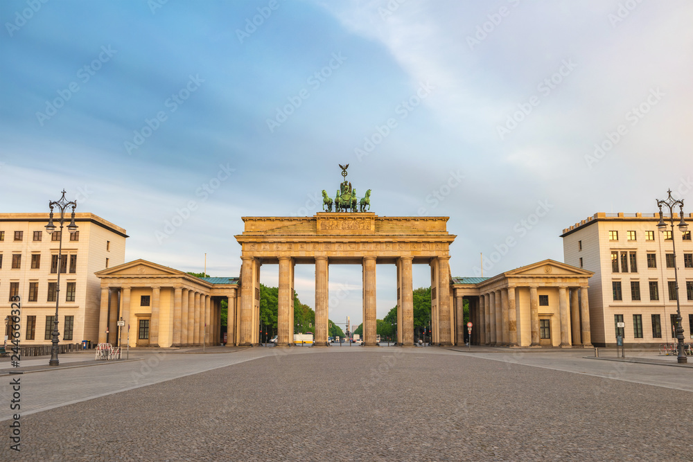 Obraz premium Berlin Niemcy, panoramę miasta przy Bramie Brandenburskiej (Brama Brandenburska)