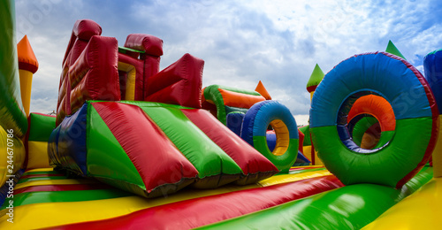 Panoramiczny widok kolorowego wnętrza placu zabaw dla dzieci