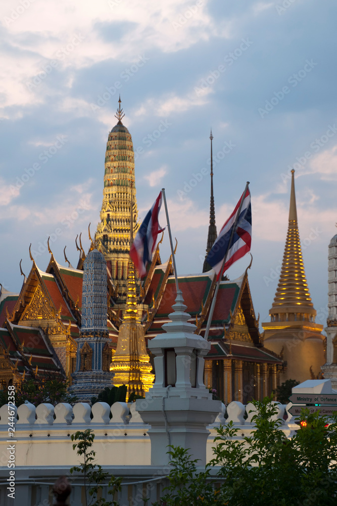 Naklejka premium Bangkok Tajlandia, widok na Wielki Pałac Królewski i Wat Phra Kaew z zewnątrz murów wczesnym wieczorem