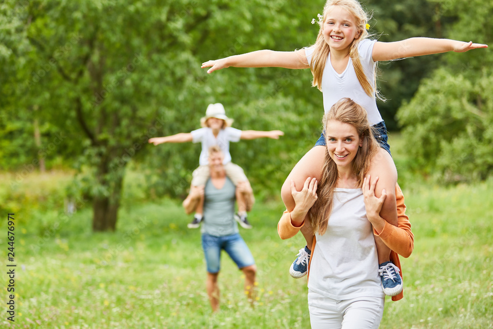 Fototapeta premium Glückliche Kinder reiten huckepack