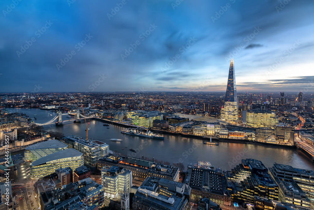 Die urbane Skyline von London nach Sonnenuntergang: von der Tower Bridge der Themse entlang zur City