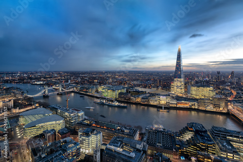 Die urbane Skyline von London nach Sonnenuntergang  von der Tower Bridge der Themse entlang zur City