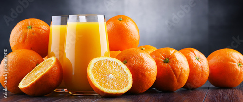 Foto Glasses with freshly squeezed orange juice