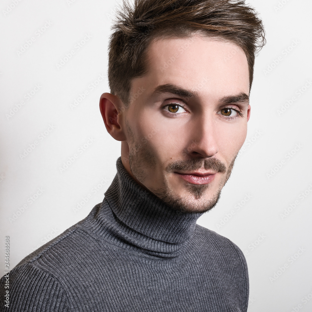 Obraz premium Handsome young elegant man in grey golf.