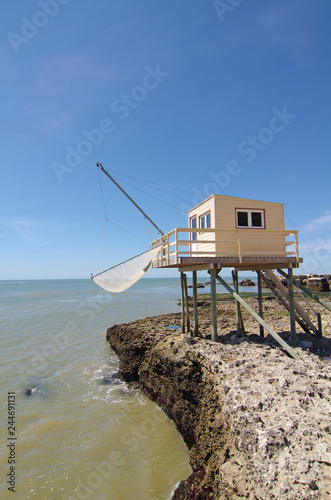 Estuaire de la Gironde, cabane de pêche sur pilotis en bois, pêche au carrelet. Royan