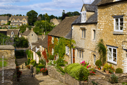 Slika na platnu Quaint cotswold cottages lining the old cobbles of The Chipping Steps, Tetbury,