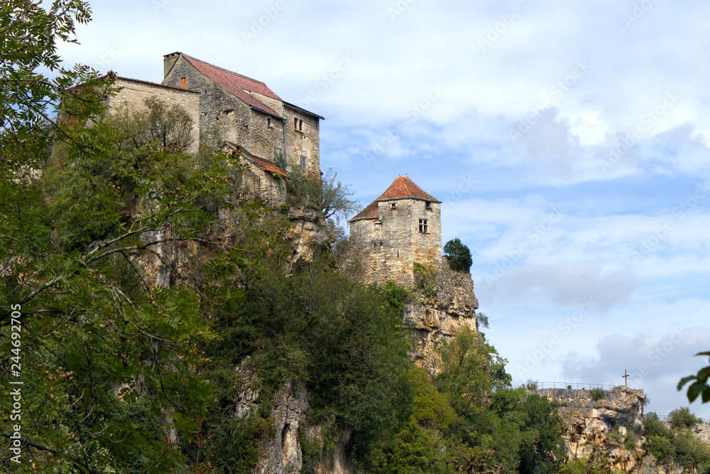 Rustic French buildings perched on the clifftops above the River Lot, Calvignac, The Lot, Midi-Pyrenees, France, Europe