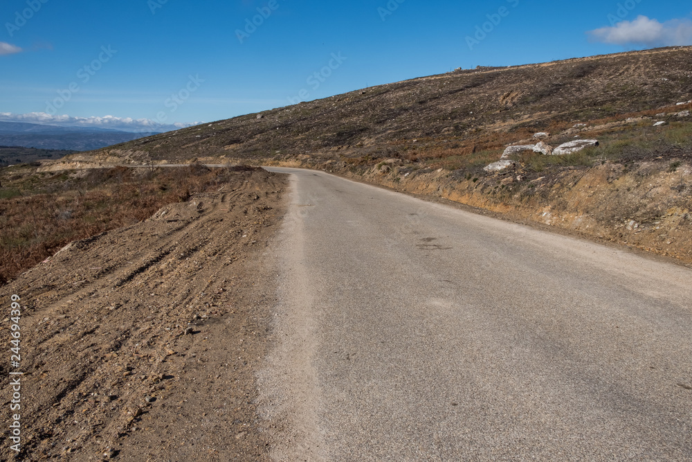 Carretera de montaña en Vilardevós provincia de Ourense, Galicia. España. Carretera de montaña en Vilardevós provincia de Ourense, Galicia. España.