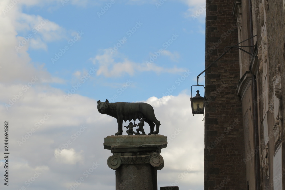 Roma, Italia. Gennaio 2019: Colonna con lupa capitolina, con Romolo e Remo  allattati. Palazzo senatorio, piazza del Campidoglio foto de Stock | Adobe  Stock