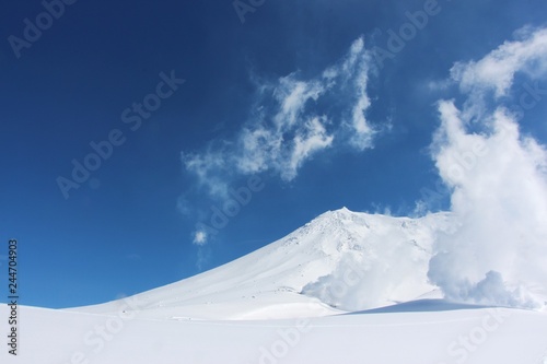 晴れた雪山３　北海道（旭岳） © G.Takase