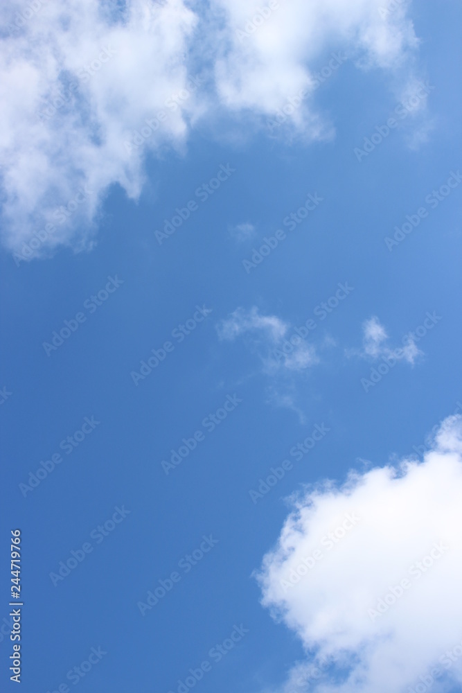 Blauer Himmel mit weißen Wolken Blauer Himmel mit weißen Wolken