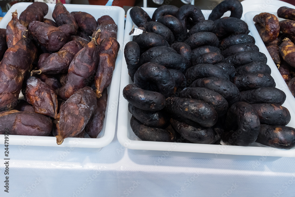 Obraz premium Productor gastronómicos en la Feira do Fumeiro de Montalegre, Portugal.