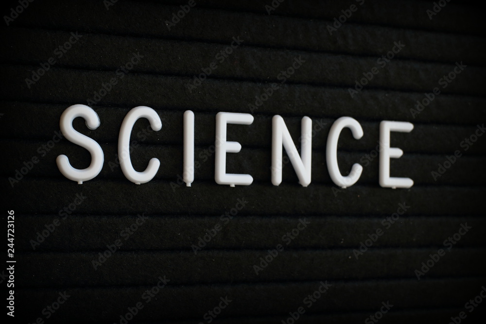 Obraz premium The word Science in white plastic letters on a black letter board
