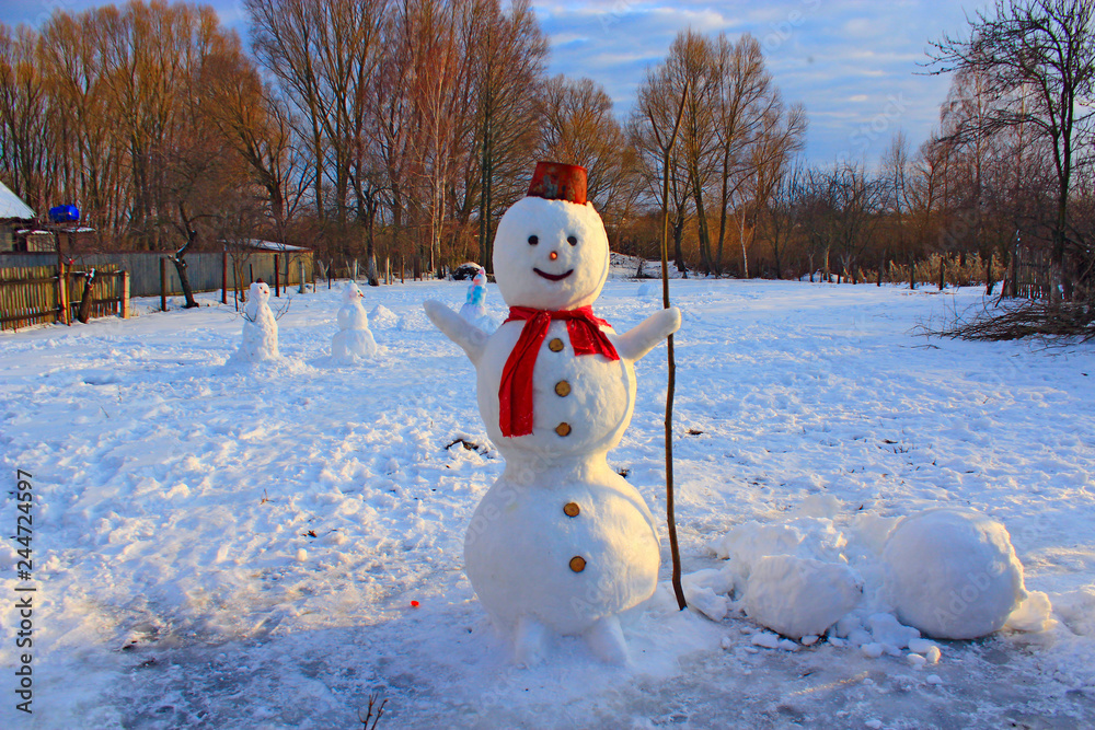 Obraz premium Snowman joyful. Christmas snowman made in garden
