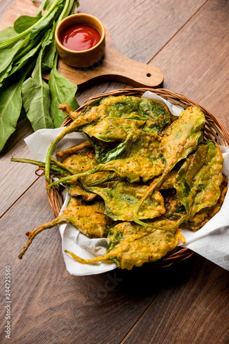 Crispy Palak/spinach Leaves pakoda or pakoda