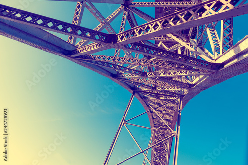 Detalle del puente moderno de hierro contra el cielo azul. Imagen abstracta de la estructura metálica del puente en perspectiva