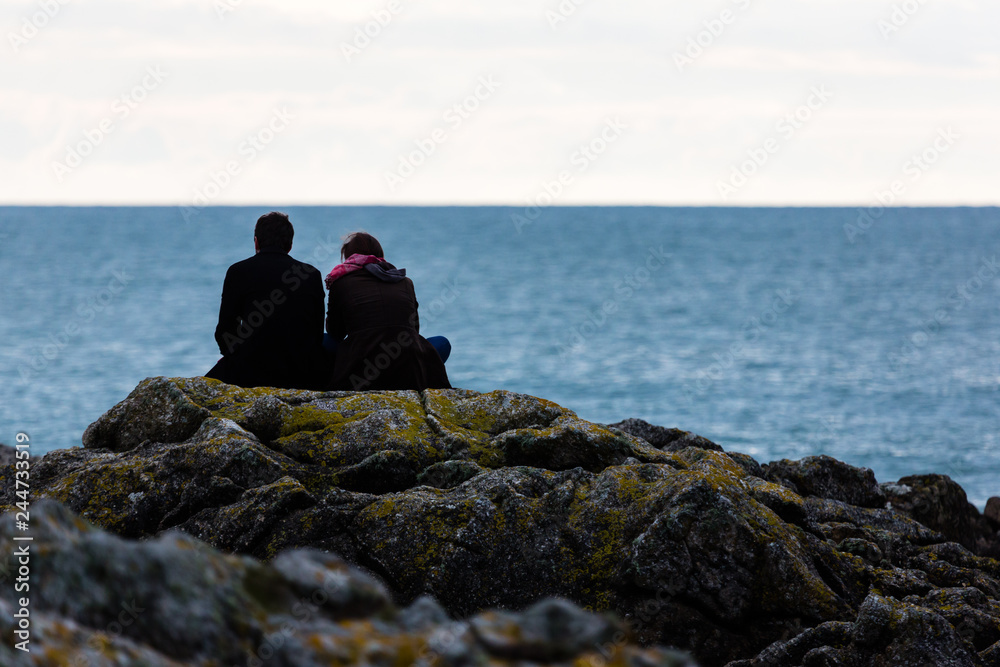 Couple regardant l'horizon