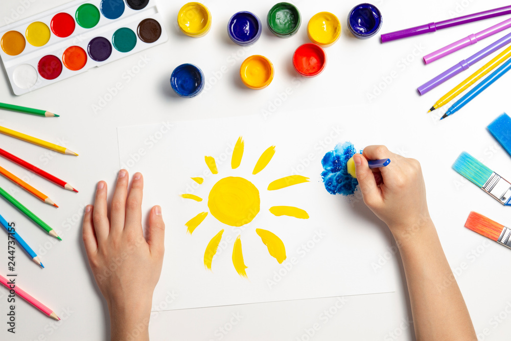 Kid hands painting at the table with art supplies, top view foto de Stock |  Adobe Stock
