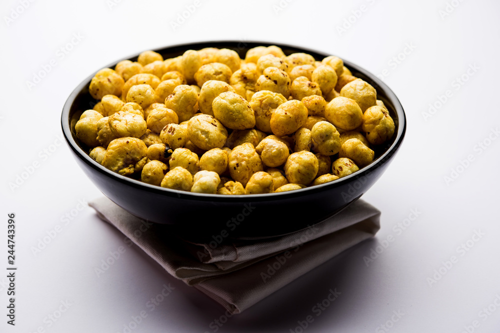 Roasted Phool Makhana or Crispy Lotus pops Seed served in a bowl, selective focus Roasted Phool Makhana or Crispy Lotus pops Seed served in a bowl, selective focus