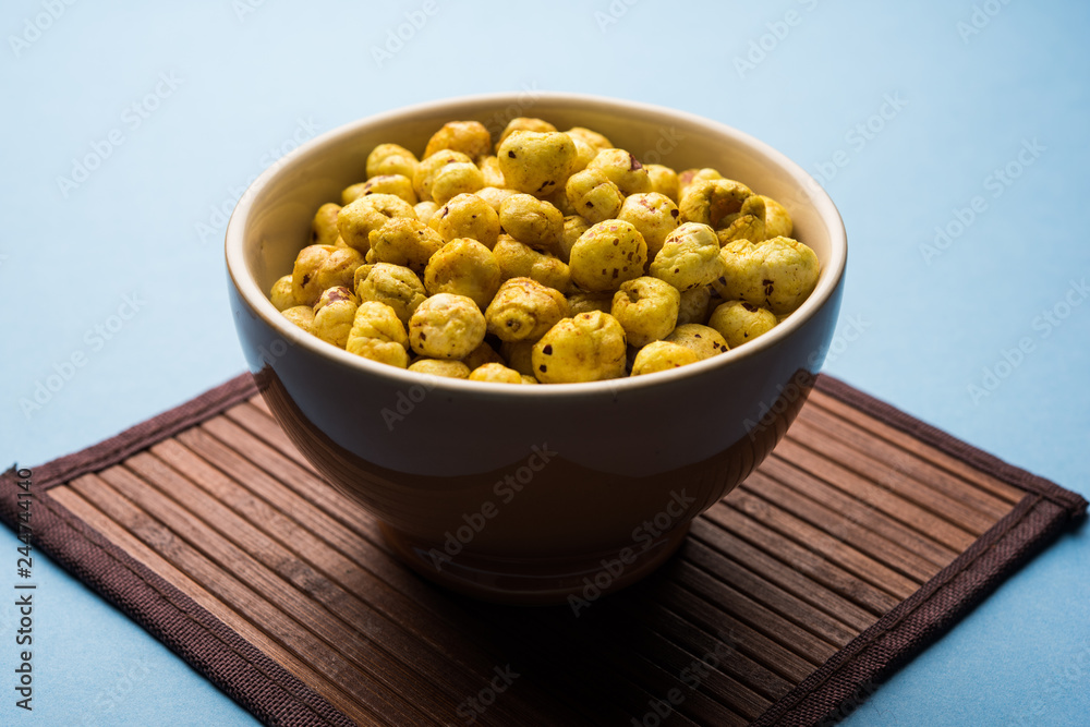Roasted Phool Makhana or Crispy Lotus pops Seed served in a bowl, selective focus Roasted Phool Makhana or Crispy Lotus pops Seed served in a bowl, selective focus