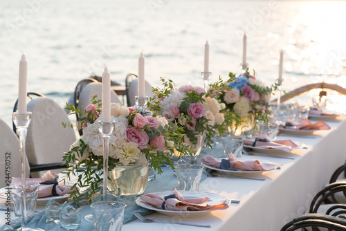 Fototapeta Naklejka Na Ścianę i Meble -  beautifully decorated table with flowers for wedding dinner
