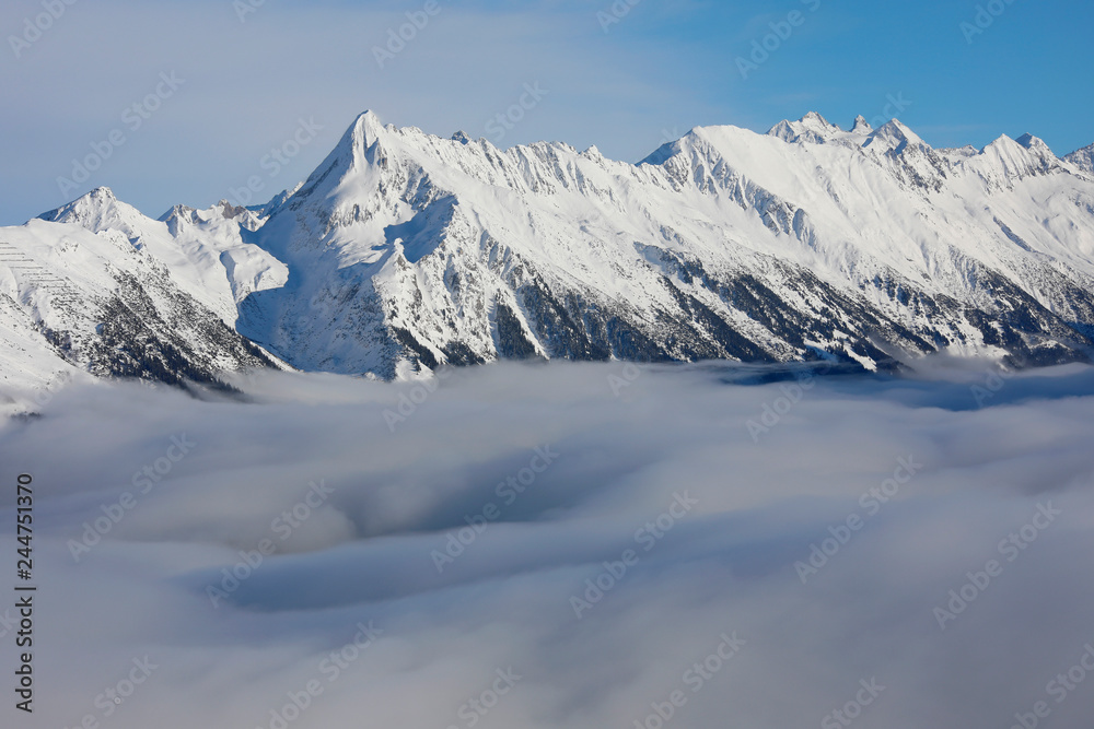 Verschneite Berglandschaft mit Nebel, Zillertal, Tirol, Österreich, Europa